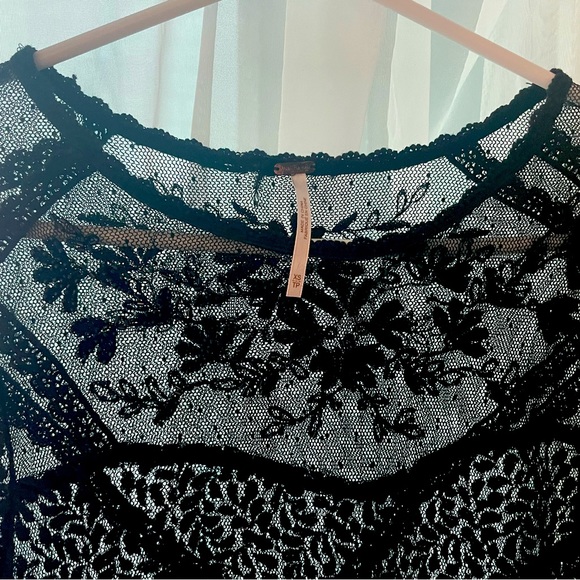 Beautiful lace Free People dress XS but runs a little large - Picture 3 of 3